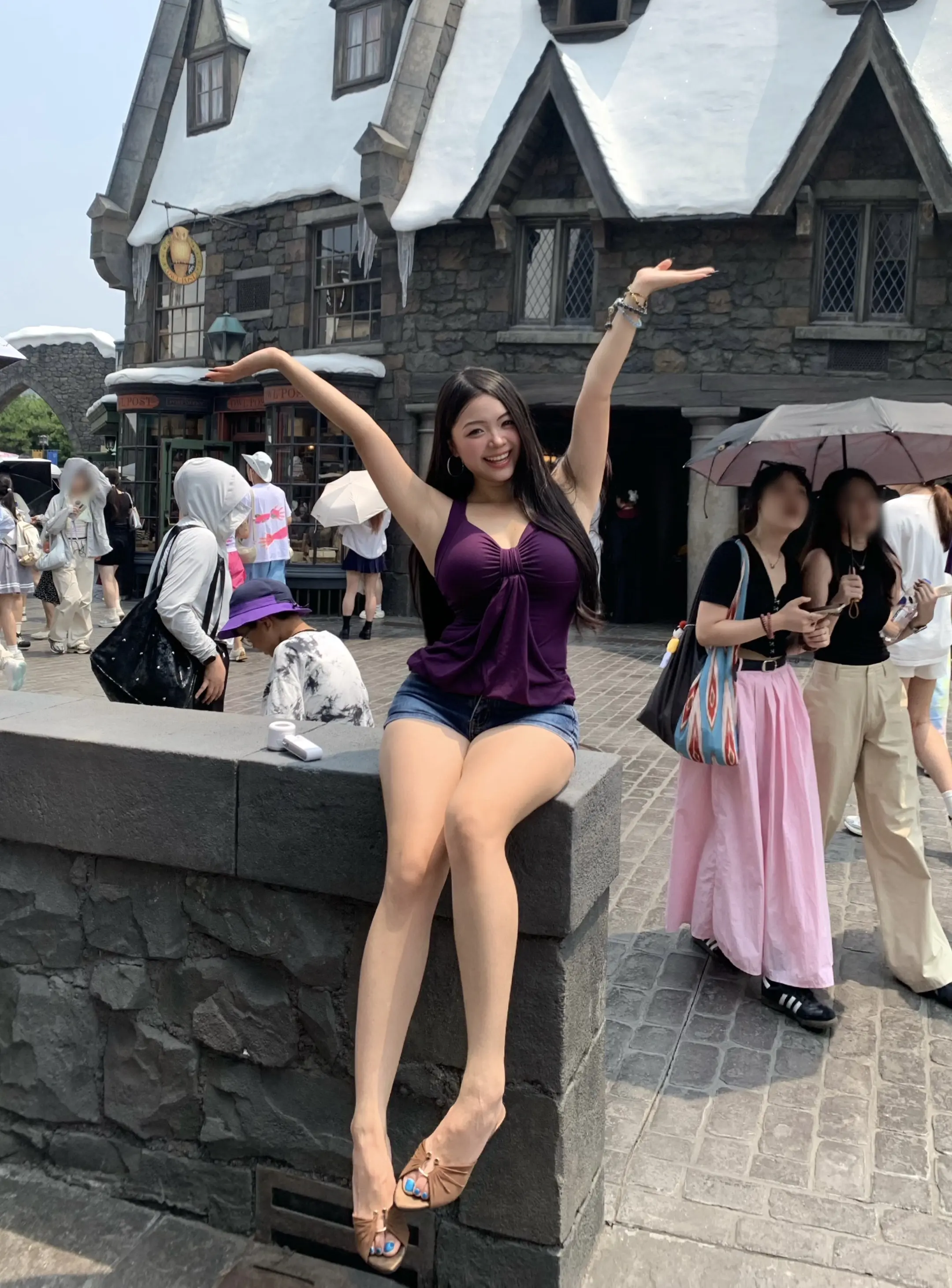这个世界总不会对漂亮的女人太绝情。