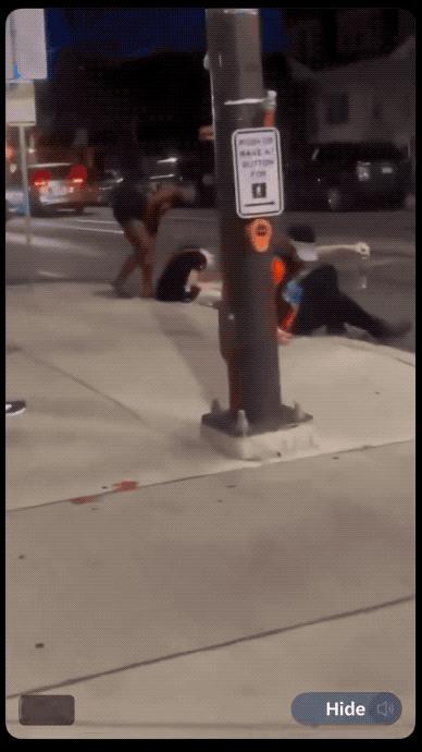 美国街头“白命不贵”：黑人女性暴打白人女性，最后还吐唾沫！画面中一名染着醒目蓝发