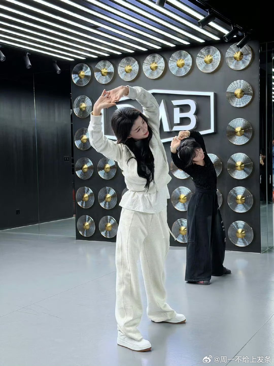 孙怡女团风穿搭也是有了新的退展豆包的AI审美太有想法！红白复古叠穿，把甜酷与活力