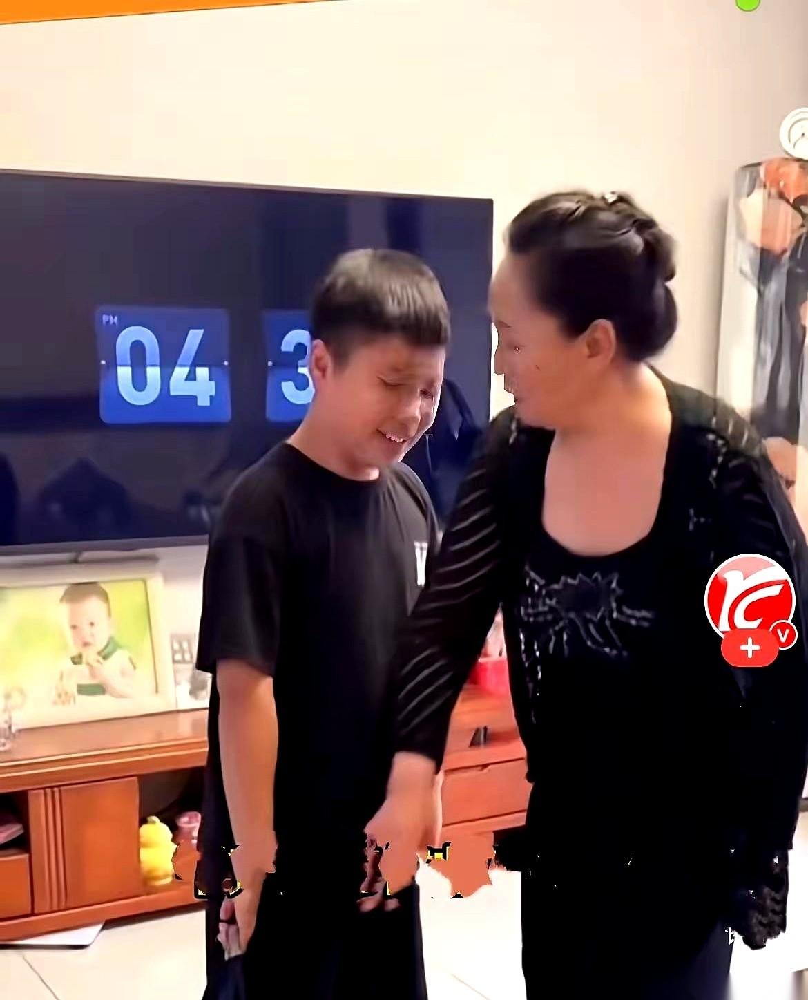 “你爸回来了！”
就这五个字，比什么警报都管用。
前一秒还陷在沙发里，手机横着刷