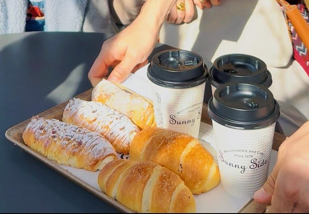 周末带家人出来喝个咖啡，这个季节在户外坐坐太舒服了。大阪北部这家开了五十年的老牌