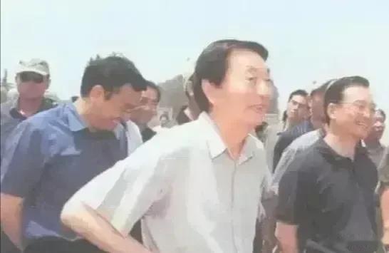 弥足珍贵照片，
原来他们认识，
三位总理同框。

笑容多么真诚，
有能力有担当，