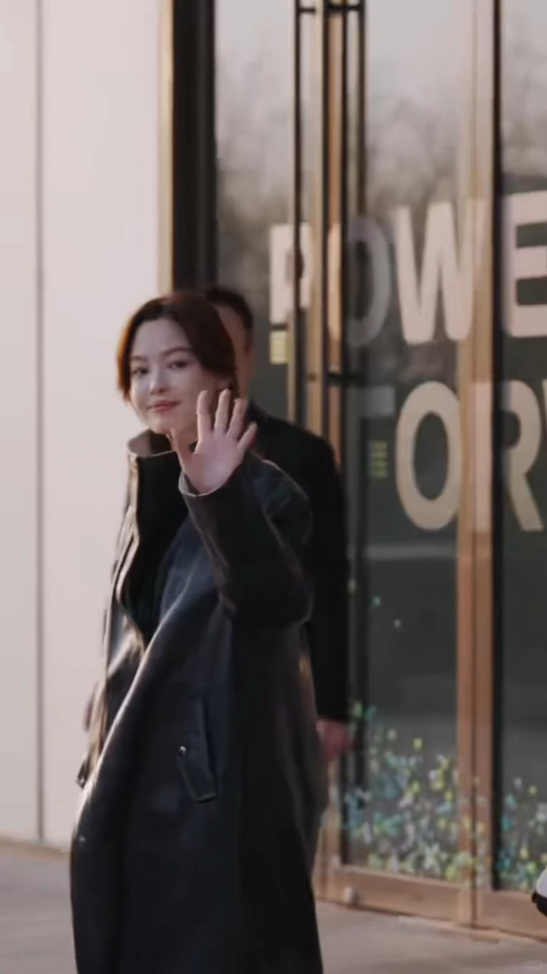 辛芷蕾  辛芷蕾今日大众扫楼蕾女神空降都不说一声哦！皮质大衣气场超强，我上班怎么