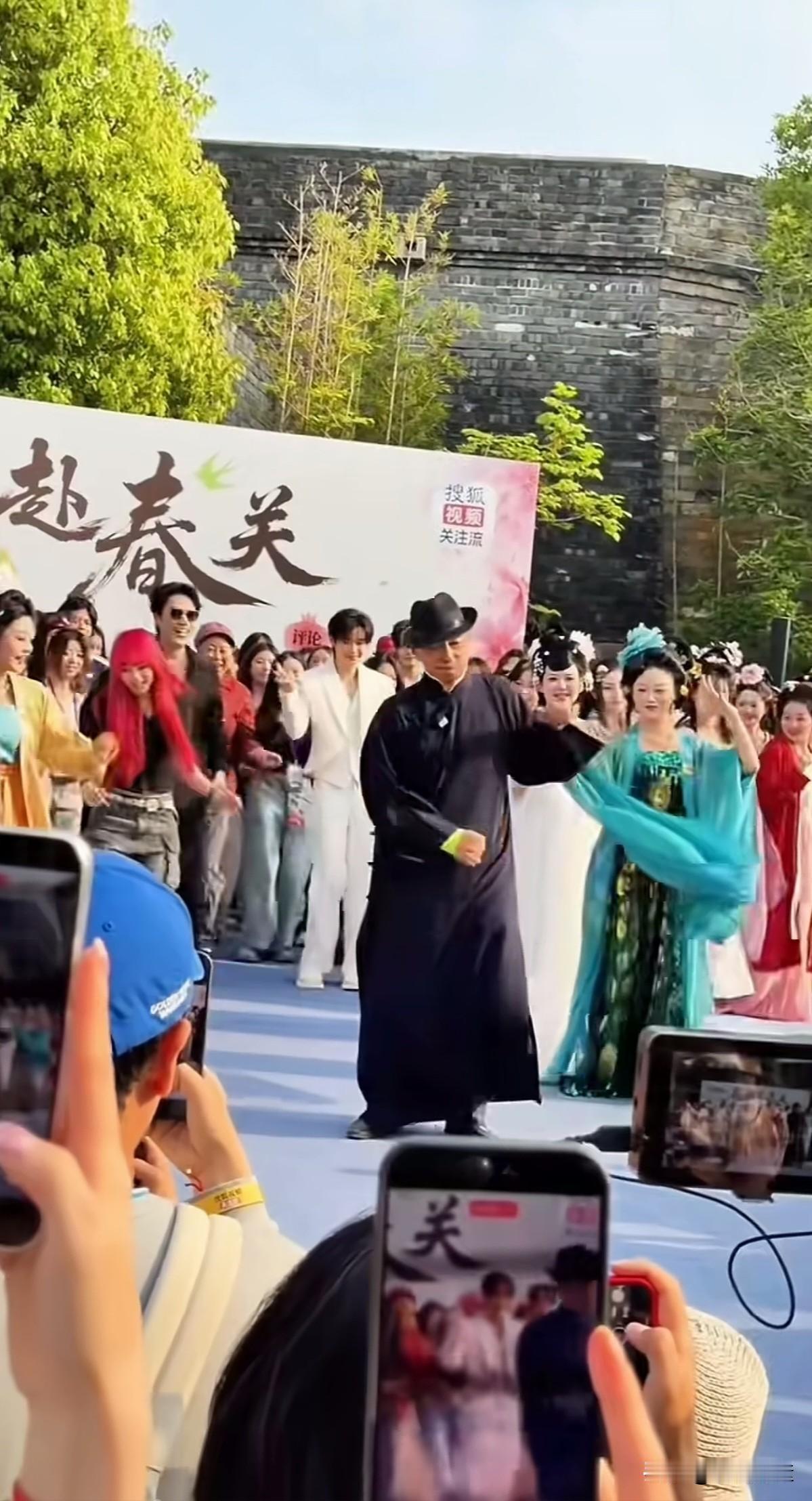 搜狐总裁张朝阳，比马云马化腾等一众大佬活得更洒脱。

论财富他也是数亿身家，事业