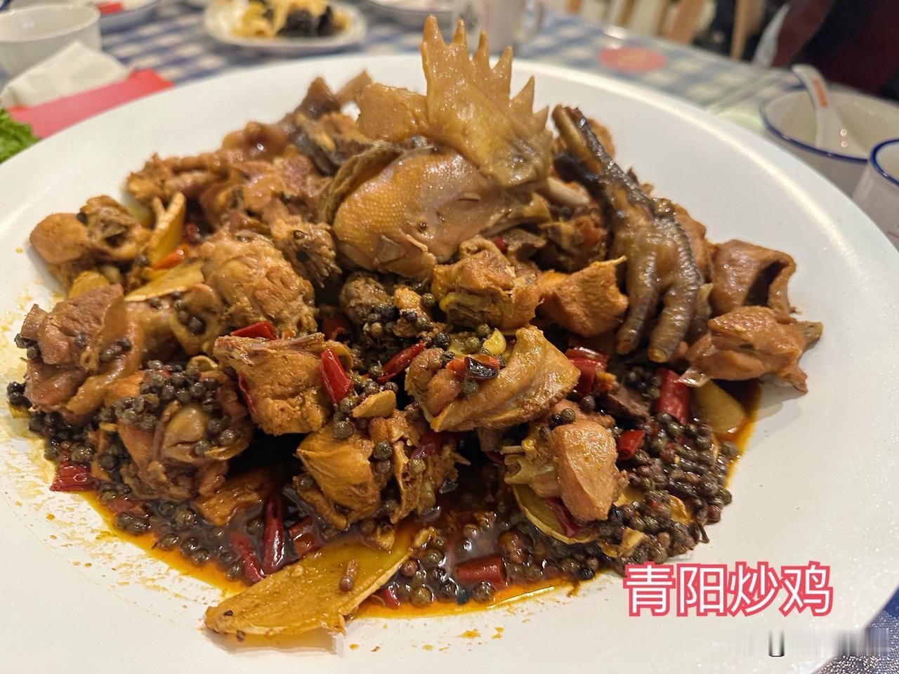 晚上在山东邹平市的青阳镇，吃了当地大名鼎鼎的青阳炒鸡。[酷]
大家常说，山东人爱