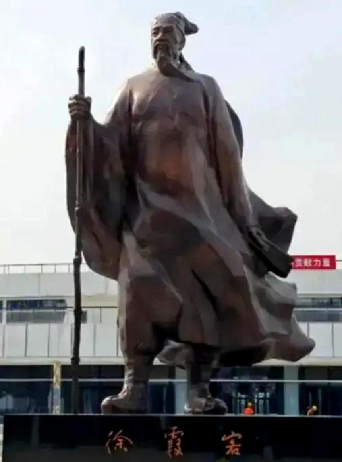 一声招呼去翻后院柴房，拖出一只烂木箱。
1617年，徐霞客宠幸侍女，周氏有孕，他