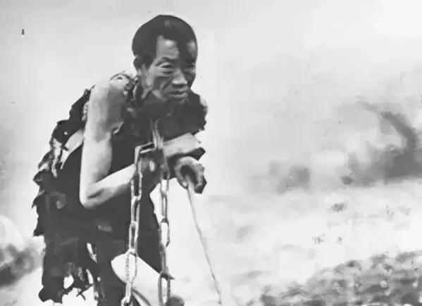 红军营长被青海西宁牧民扣押为奴隶，1950年青海西宁解放路两旁的商铺已挂上崭新的