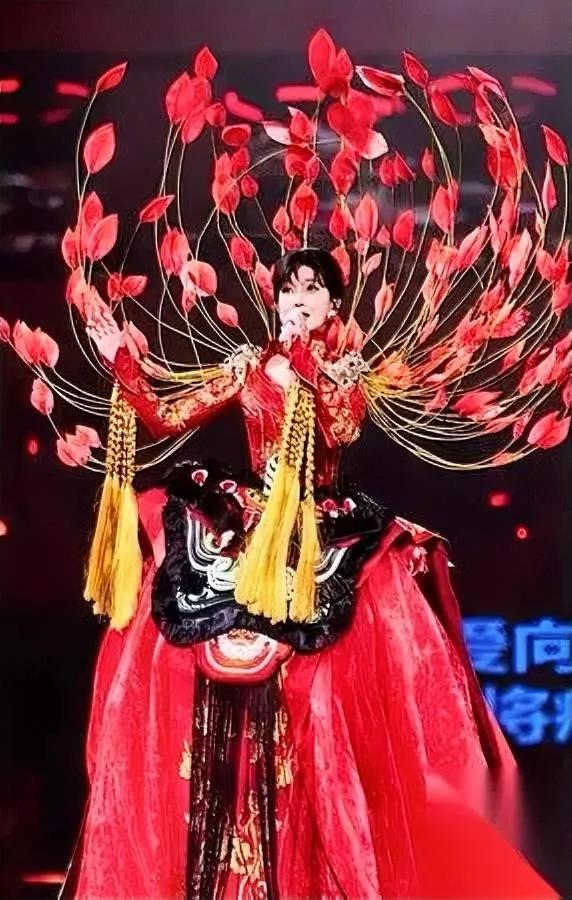 赵雅芝72岁太拼了！

穿十几斤行头踩高跟唱整晚

咱普通人七旬早在家歇着了，她