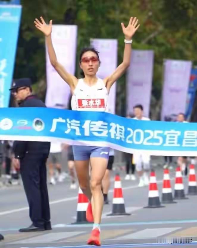 张水华曾经陷于言论风波，但人家还是跑得快，这是事实。