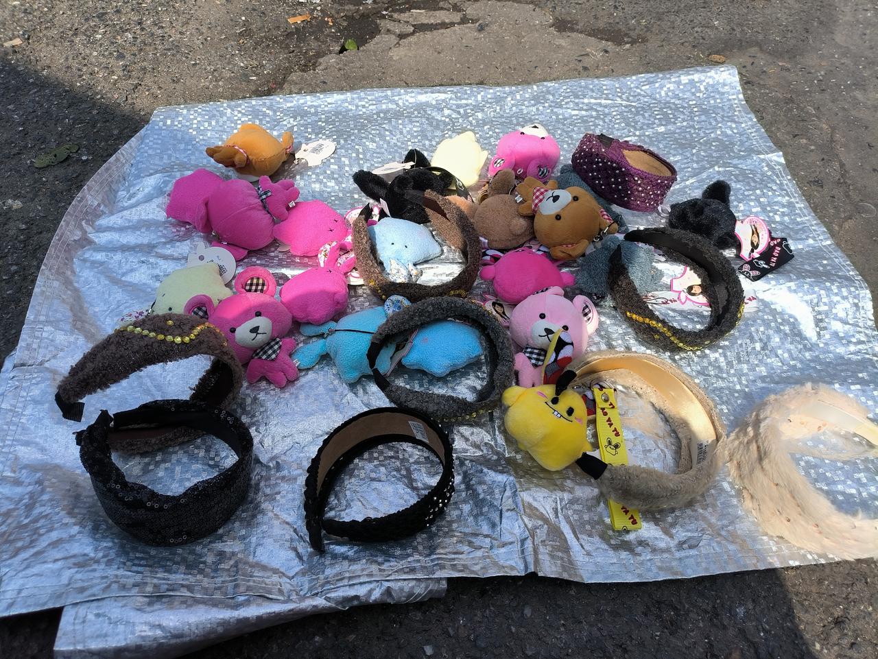 晒图笔记大赛今天中午来邵阳学院后面的小吃街摆摊，前几年开精品店留下的一些挂饰，发