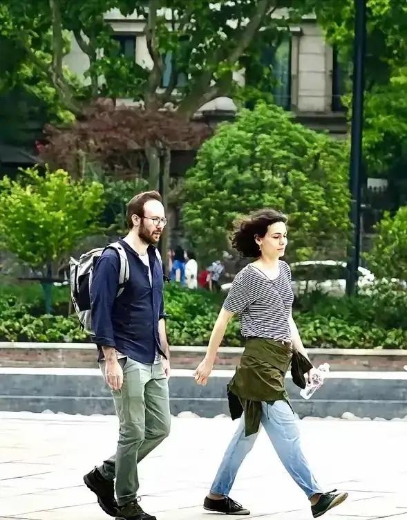 成都宽窄巷子，俩外籍游客吃饱喝足抹嘴就走，被店主拦下要钱时，不仅两手一摊装听不懂