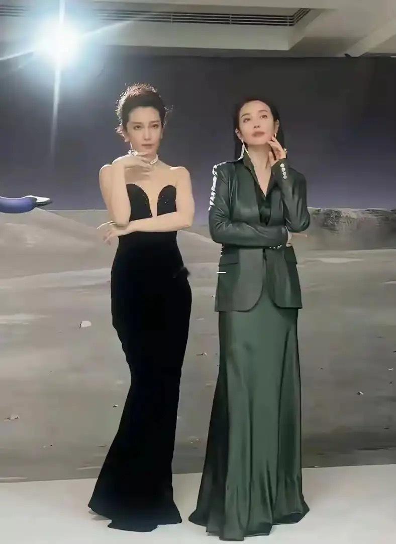 她俩年轻的时候没觉得多像，年纪上来了之后感觉完全是一个模子里刻出来的 