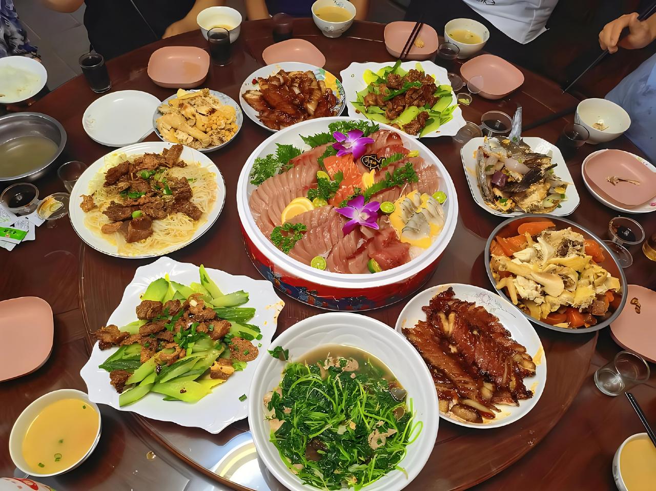 大年初六，四川老战友主动联系我，要我晚上安排个饭局，说是介绍几个熟人给我认识。我