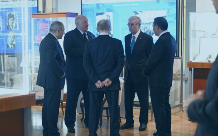 12月22日，普京背手而立，与刚从日本赶来的哈萨克斯坦总统、吉尔吉斯斯坦总统聊得