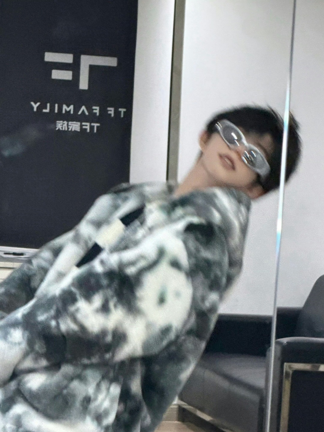 陈奕恒慷慨且富有陈奕恒墨镜随手拍🈶！谁懂这个随手拍就出片的含金量！果然，帅哥的