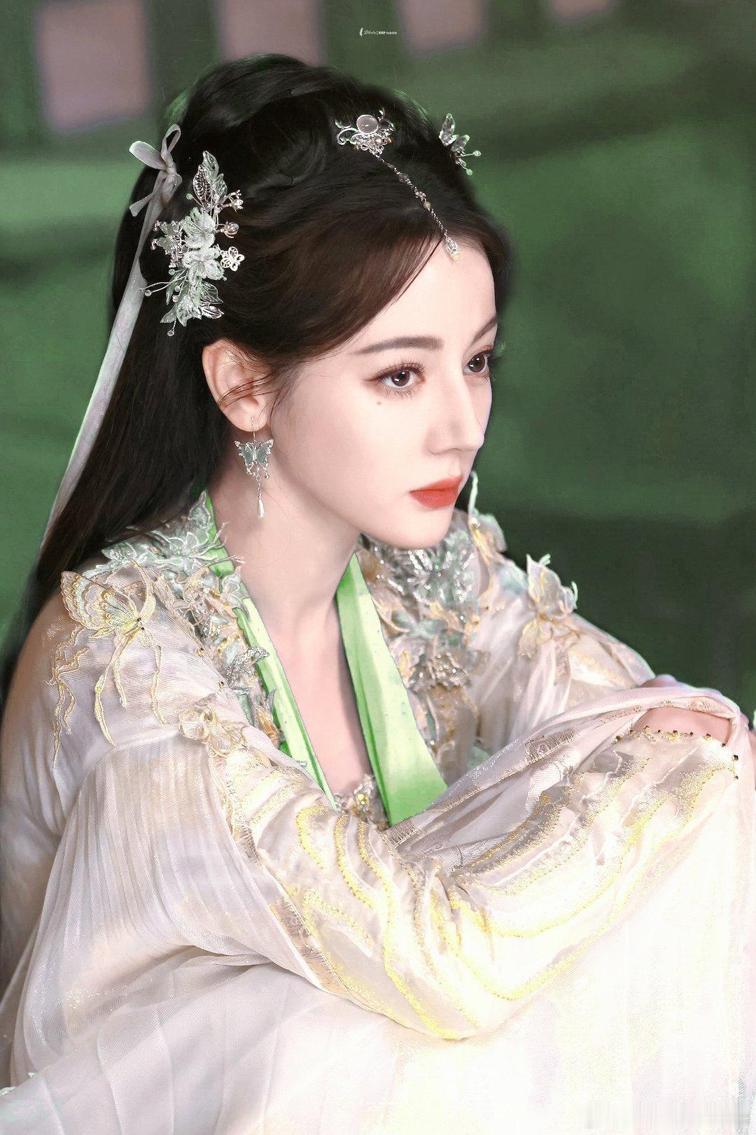 迪丽热巴这是人能承受住的诱惑吗台媒报道迪丽热巴VOGUE盛典迪丽热巴 沉默的羔羊