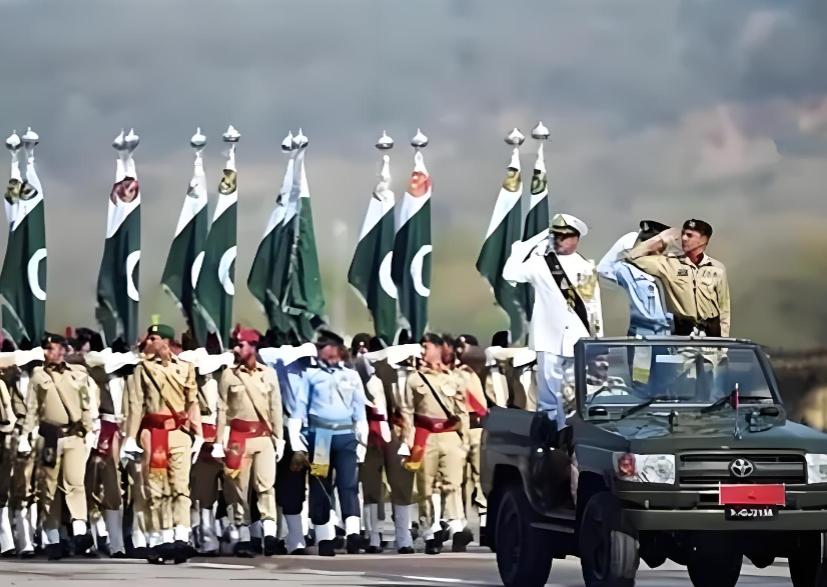 美国这是一手扶巴基斯坦上位！巴铁正式进驻沙特空军基地，沙特官方已确认。老美这一战