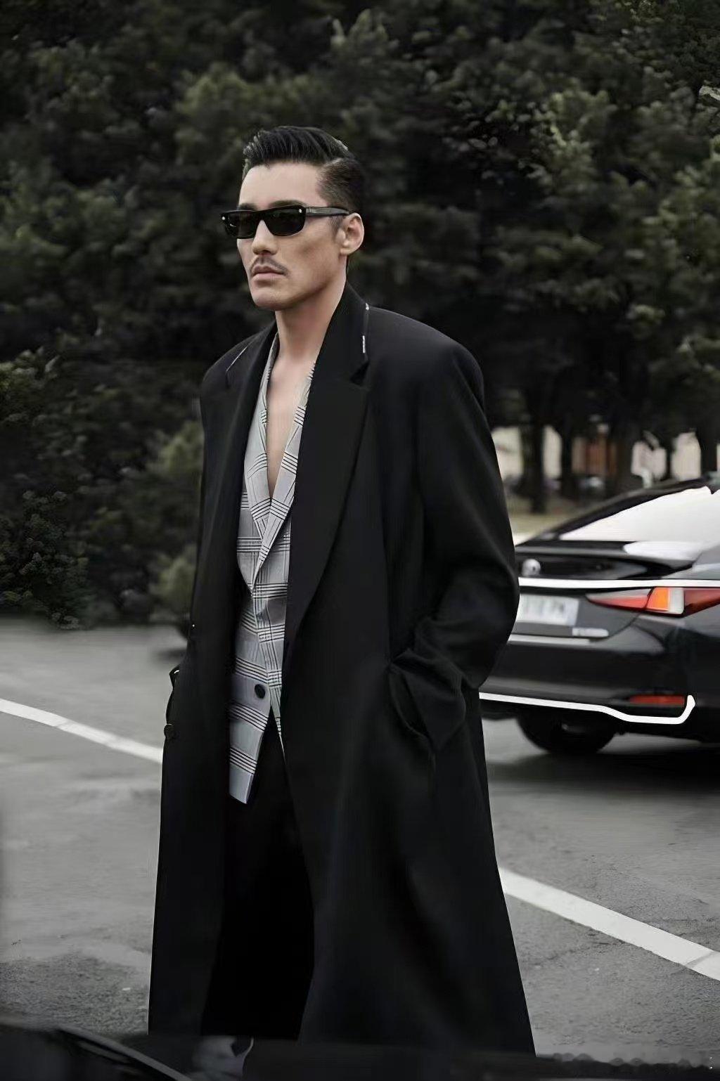 胡兵抗住了顶光灯 死亡顶光谁不怕，一键打平五官显疲态。胡兵却轻松hold住，精致