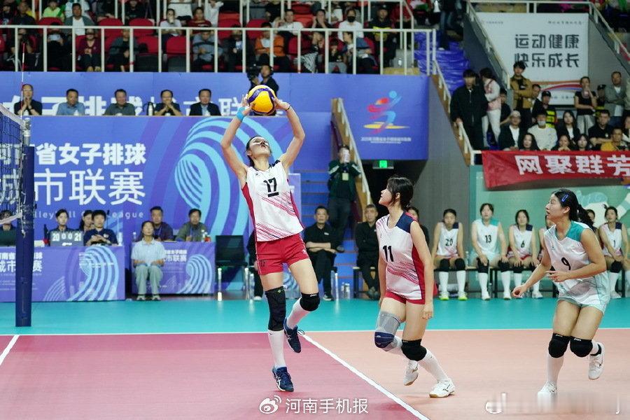 仲曼莹作为朱婷的挚友、郑州女排队长兼中学排球教练，本次豫排联赛斩获最佳二传。冠亚