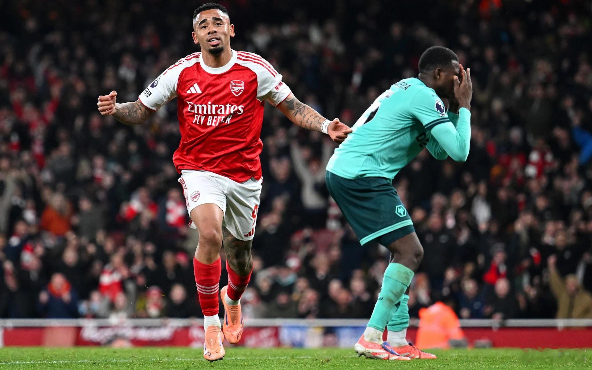 阿森纳2比1狼队 仨球都是狼队球员进的，但有俩乌龙，阿森纳主场惊险地赢了。萨卡的