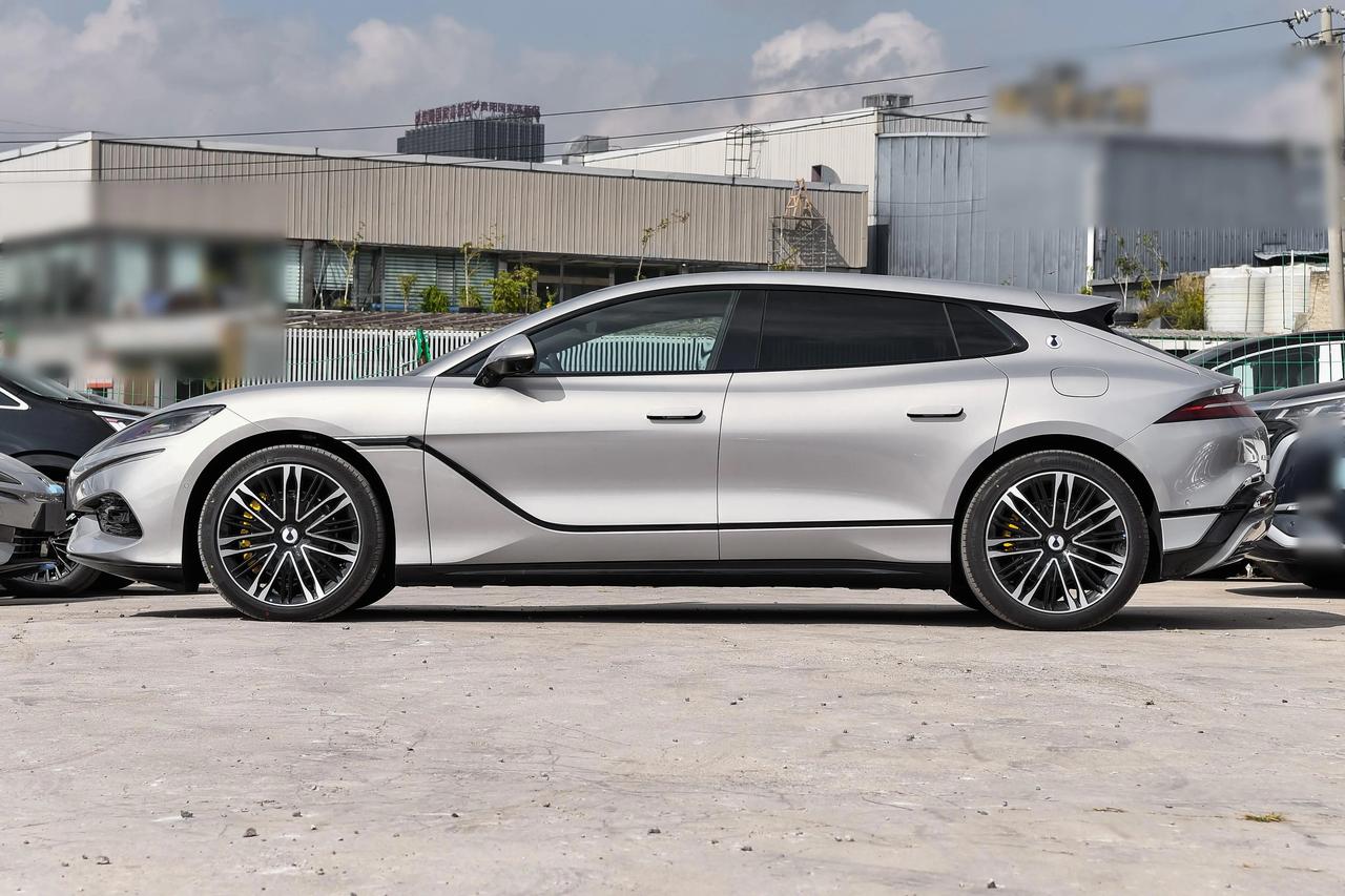 上个周末，比亚迪的店里真是人挤人啊，大家都对闪充充满好奇，只要是技术硬，大家都会