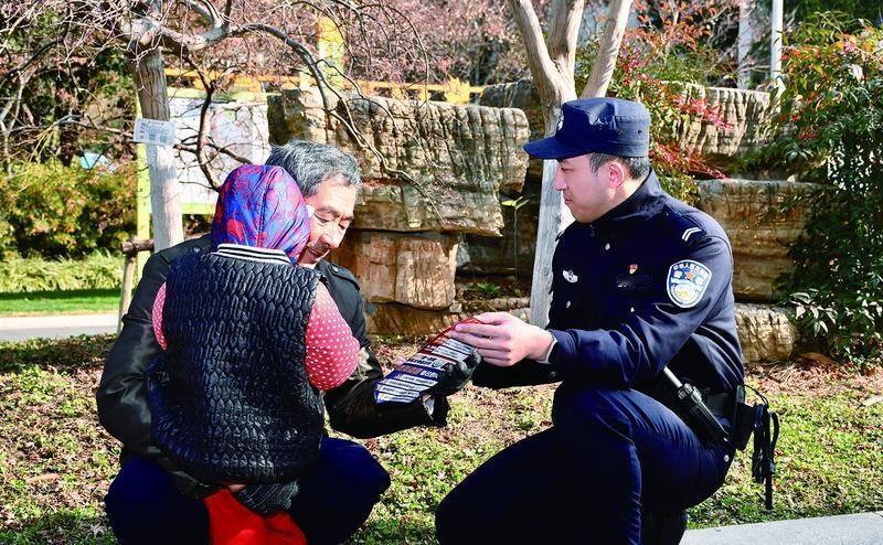 凌晨，21楼窗边，一个年轻的身影用尽全力，将悬在生死边缘的男子拉回。当惊魂未定的