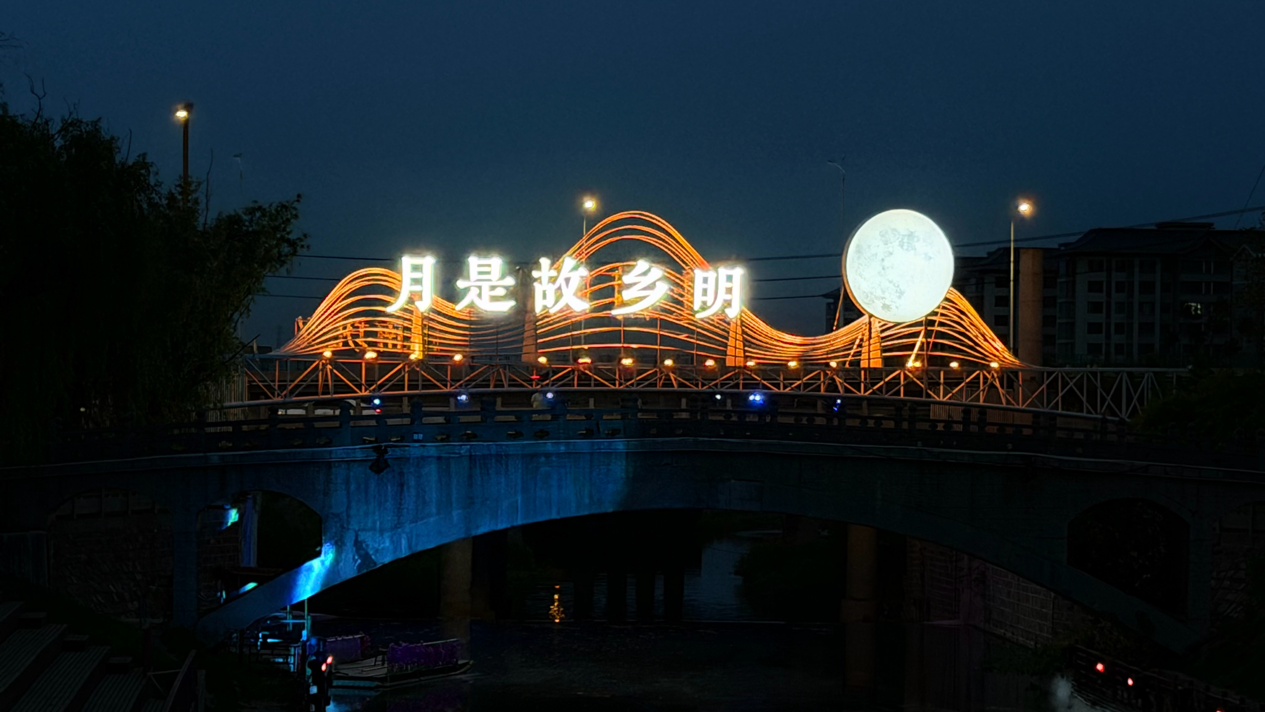 诗圣故里，河洛明珠诗圣故里，文脉绵长；河洛明珠，风华绝代。这片土地，藏着山水灵秀