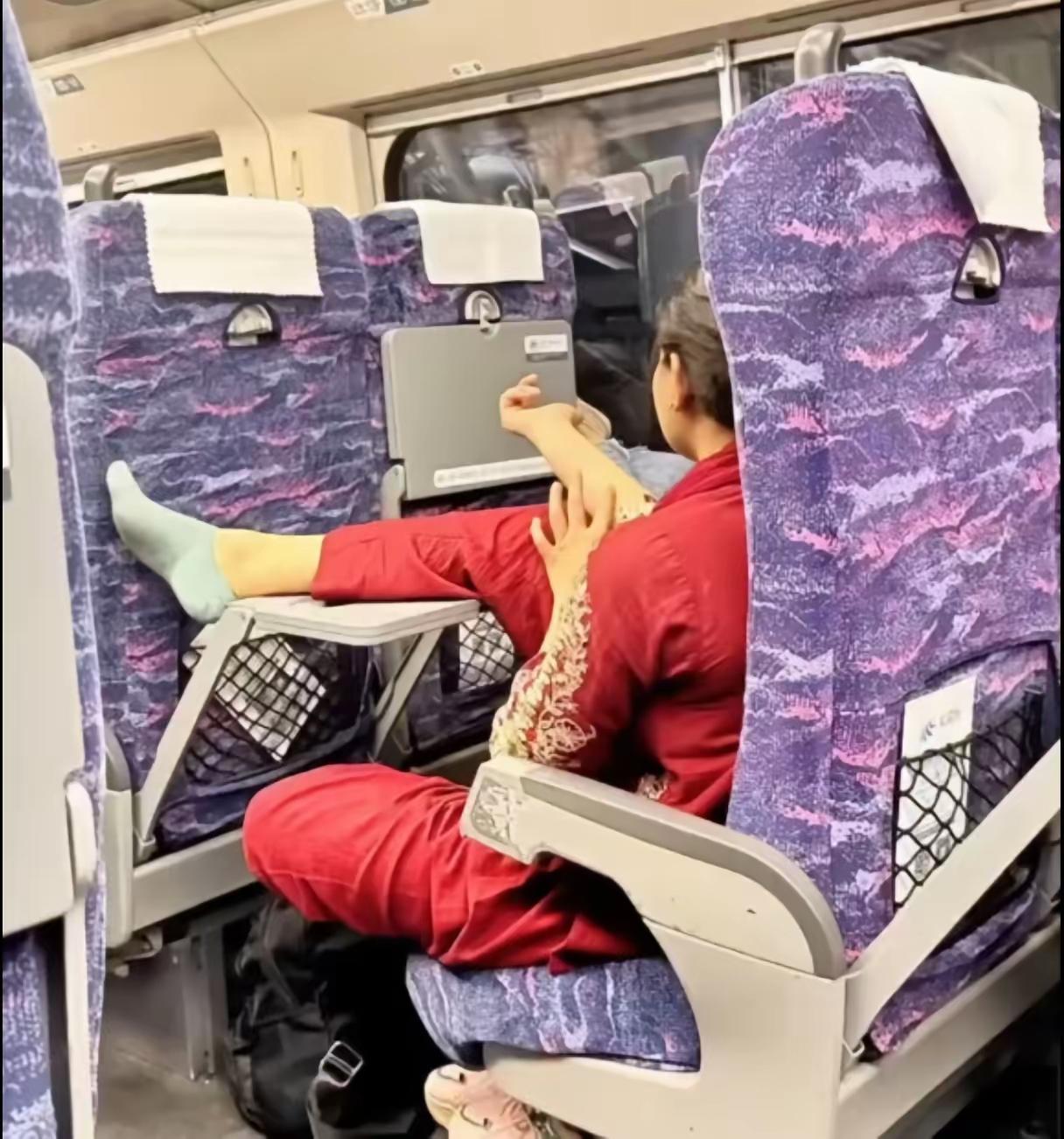 公共场合肆意任性，真的不是洒脱，是赤裸裸的没教养
 
公共素质从来不分国籍，可列