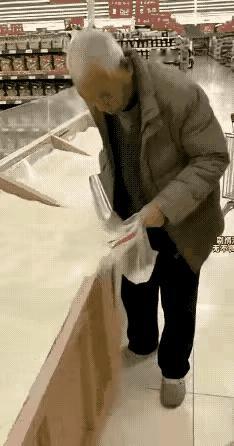 我很讨厌这种倚老卖老的老人，超市员工本职所在，主动提醒已经尽心尽责，然而这位老人