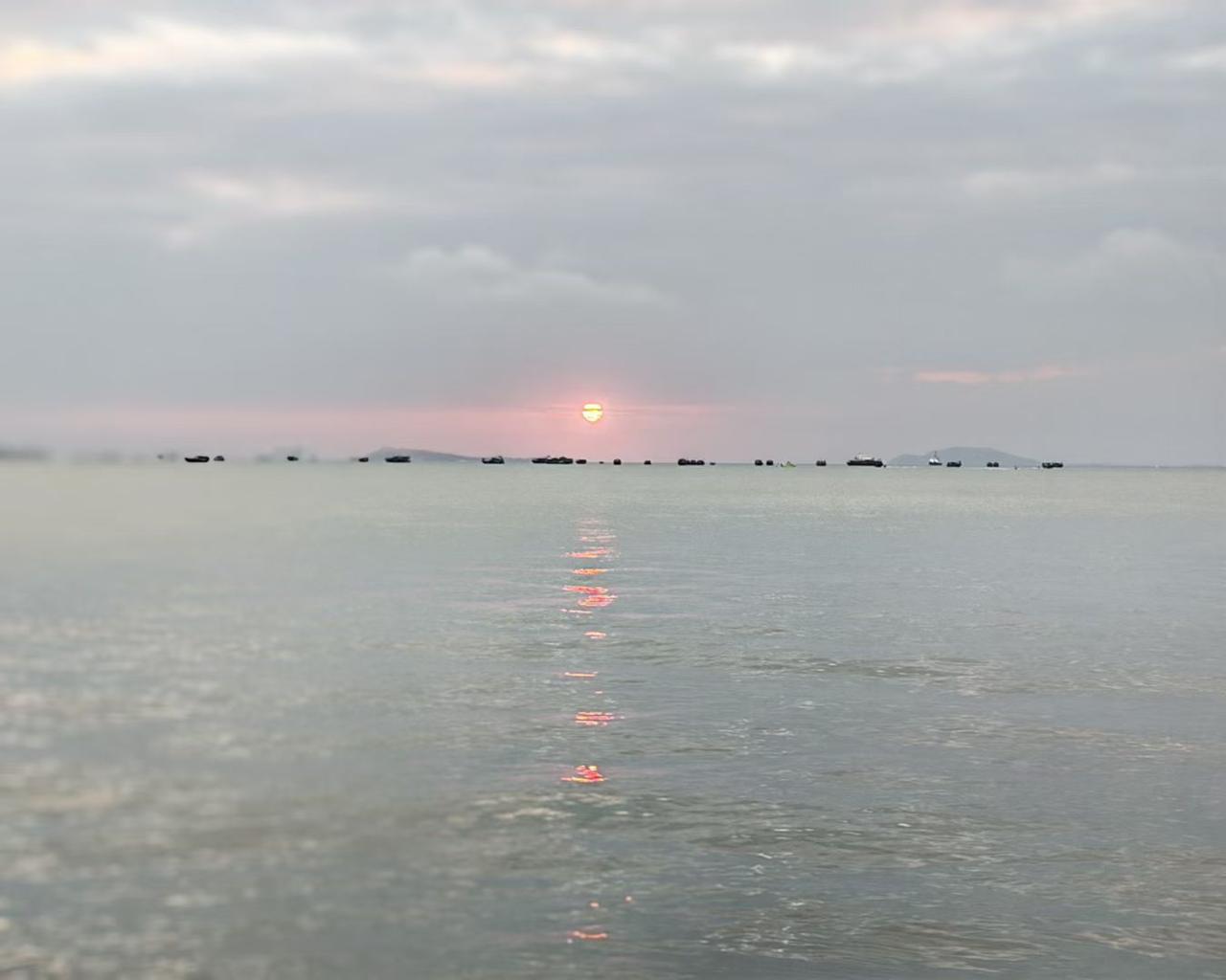 海把落日的碎金，一路铺到眼前，船影是沉默的标点，读不懂这篇，关于温柔的诗。
🌊