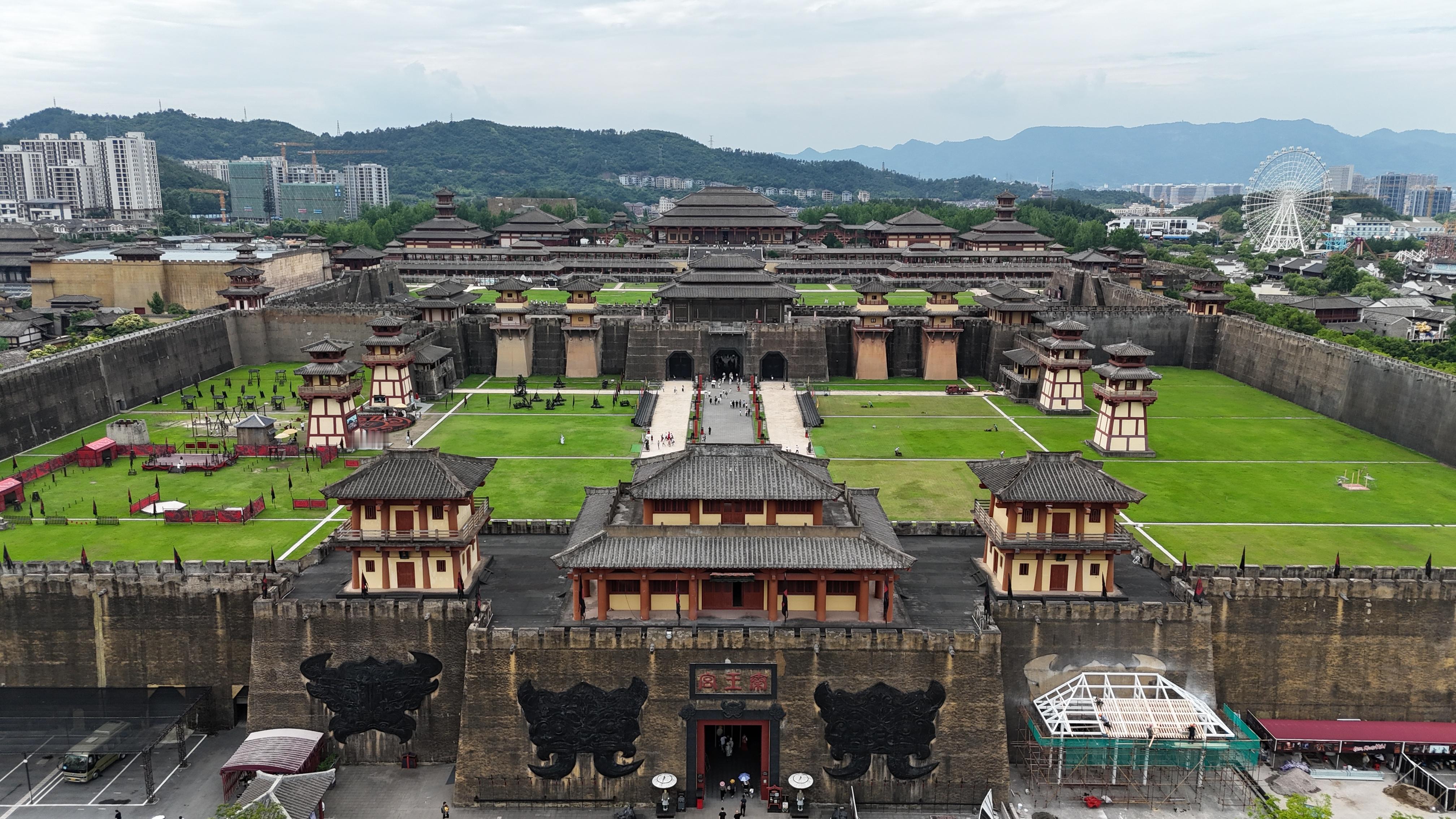 突然想起一事儿，在横店当艺人助理一天100块，还管饭。回头哪天得空我去体验一把拍