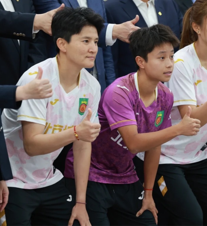 年上女和年下女☝ 