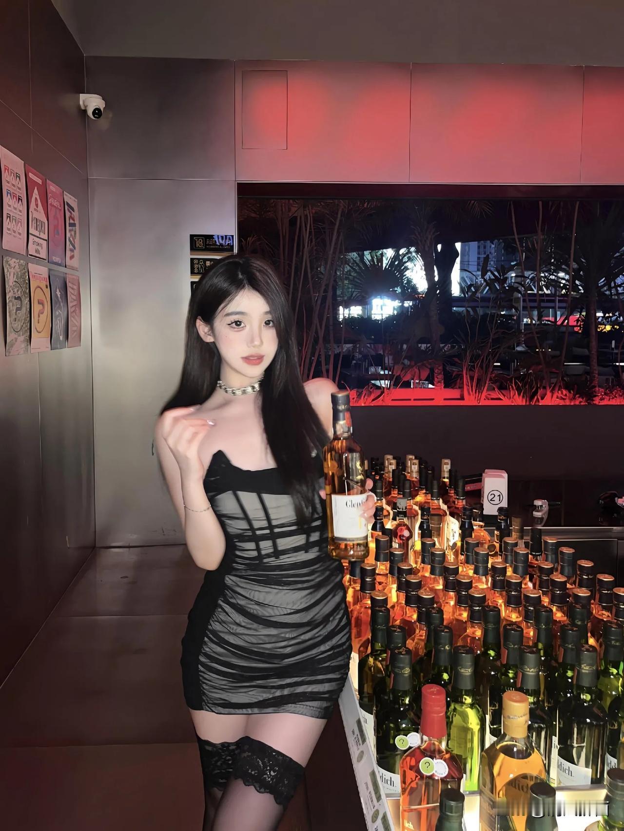 美人娇笑醉红妆，性感妩媚入画屏。#靓妹倩影分享# #美娇娘美图分享# #分享绝美