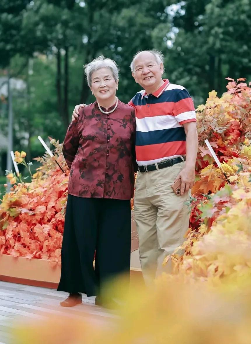 张爷爷和李奶奶的手轻轻相扣，阳光透过树叶的缝隙，洒在他们微笑的面庞上。李奶奶的笑