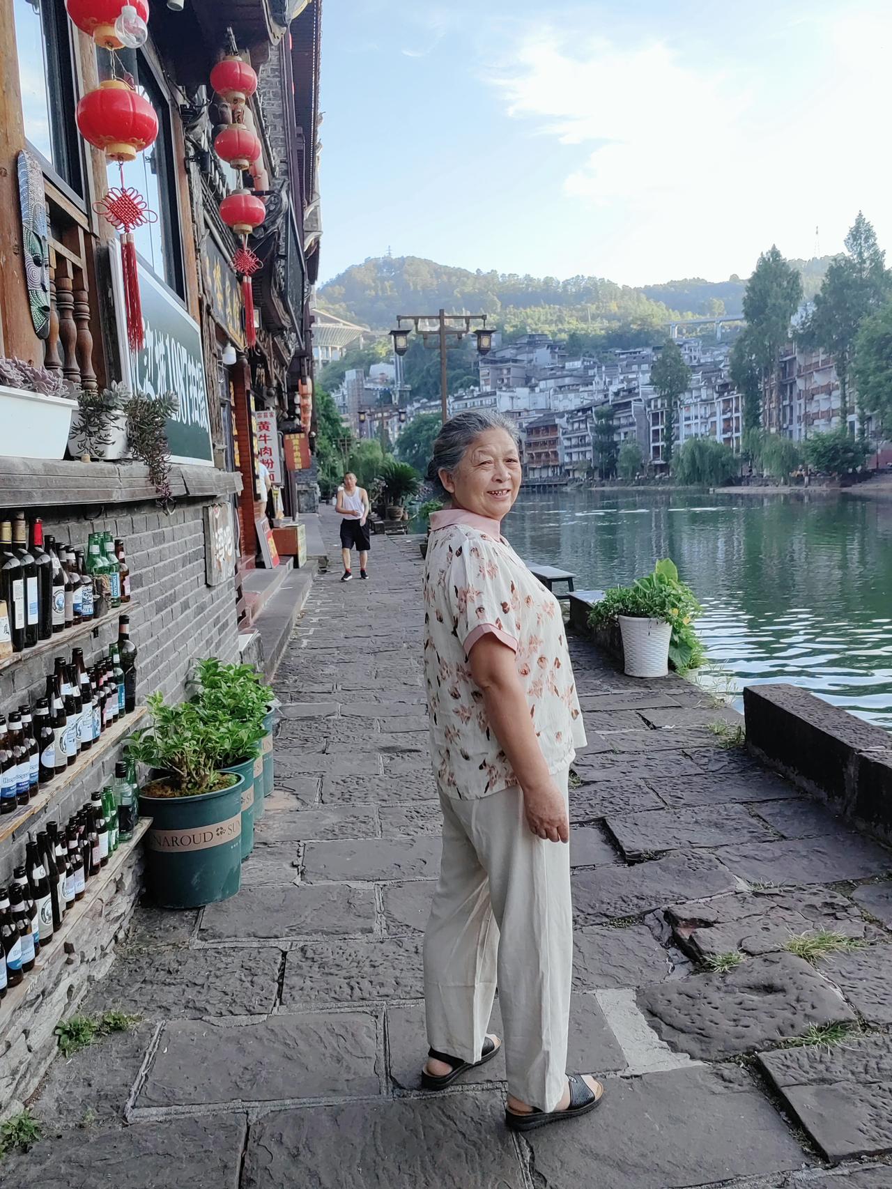 ​大清早，大家都还没睡醒，只有我和妈妈出来走了走。
​
​我第四次到凤凰了，妈妈