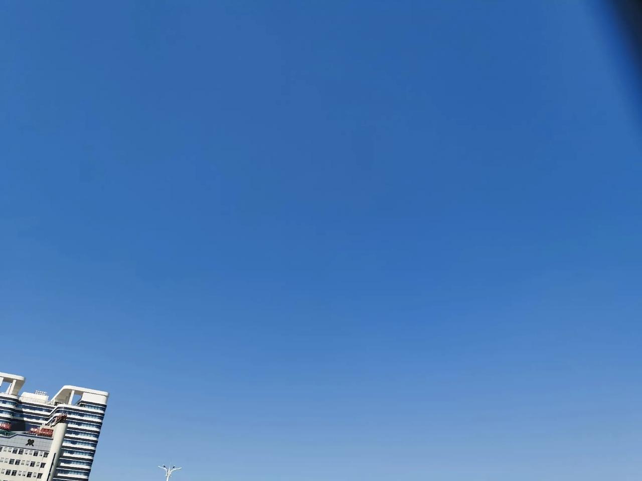 秋日的天空，是这样子的。湛蓝湛蓝的，没有一朵云。