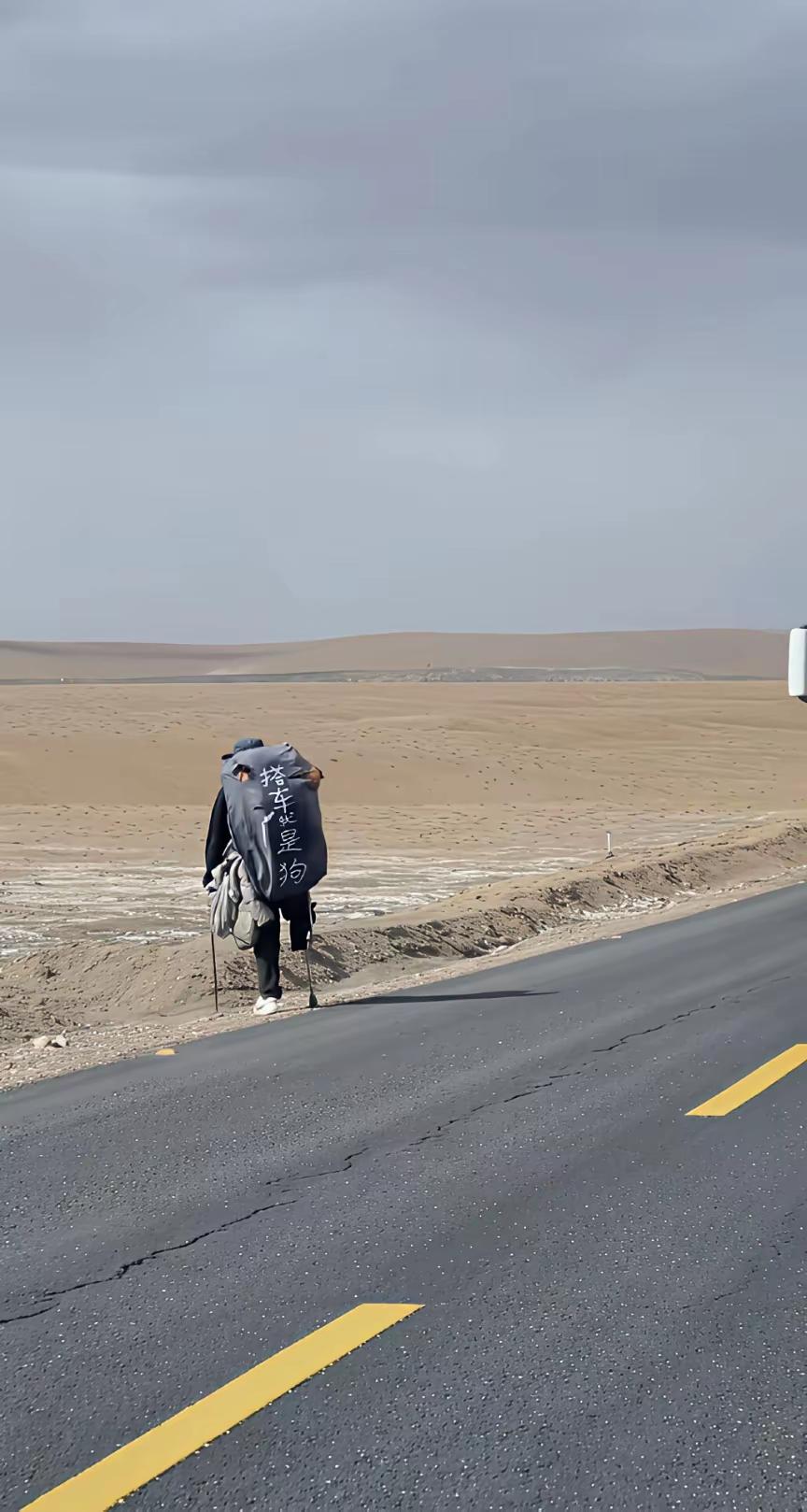 是夸他身残志坚呢？还是该夸他闲得蛋疼呢？
如果他身后有一个团队，搞自媒体，那可以