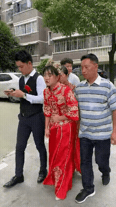 肯定要了很多彩礼