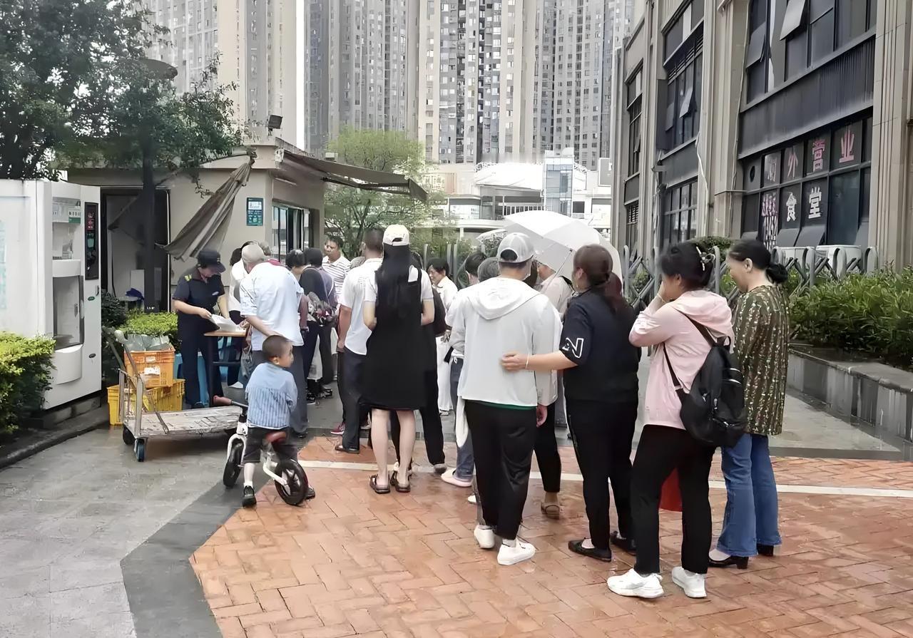 现在的孩子都怎么了？
下午小区里一群孩子玩耍，其中两个发生了口角，一个初中大小的