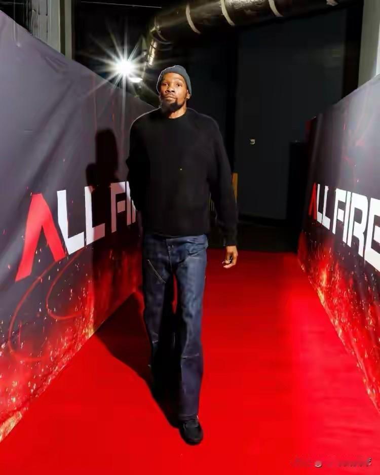 NBA传奇名宿巴克利真是太尖酸刻薄了！今天巴克利在参加的一个节目中聊到了杜兰特，