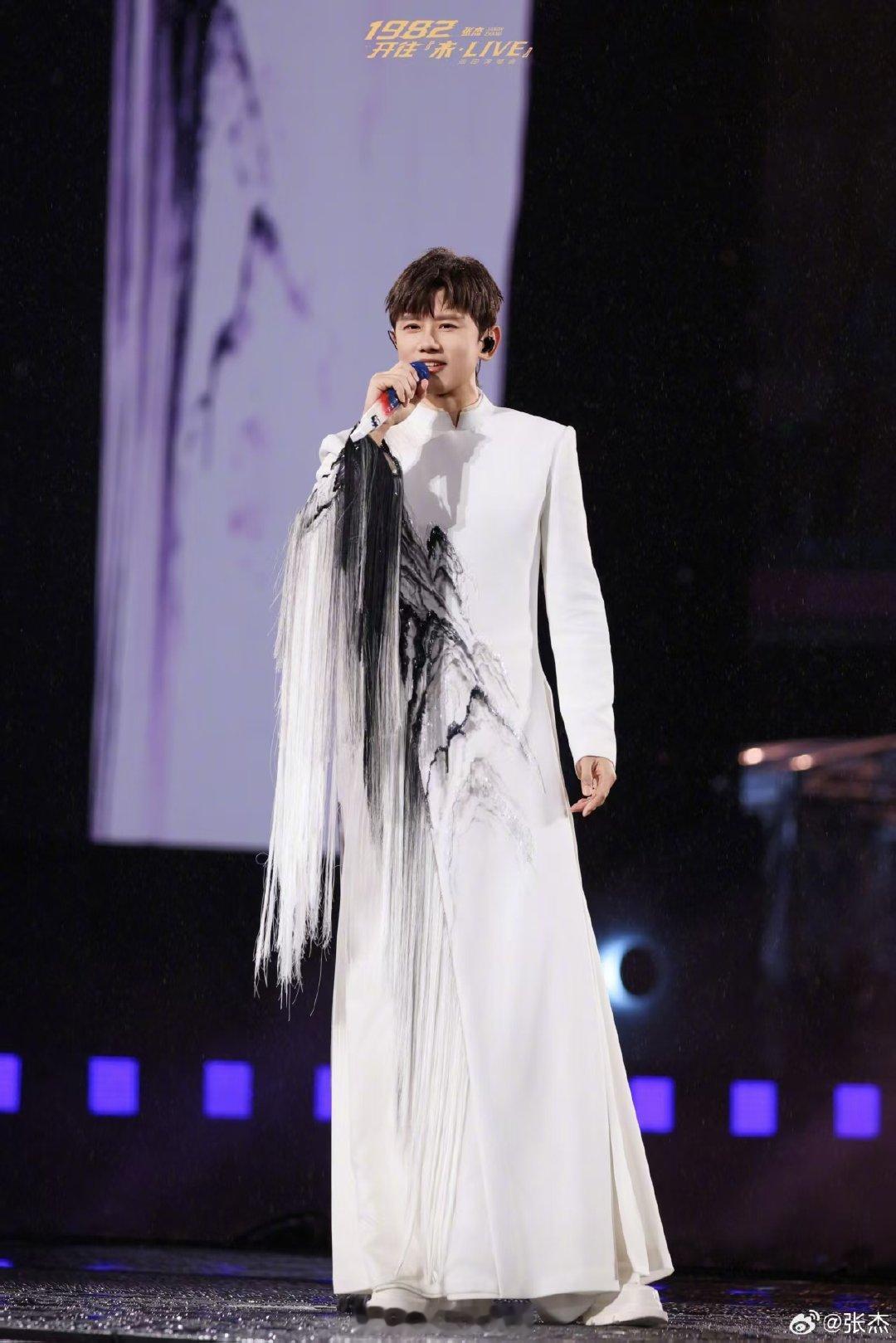 张杰动态小火车退场 「未·LIVE」号列车启程！演唱会散场，张杰和小北斗乘坐动态