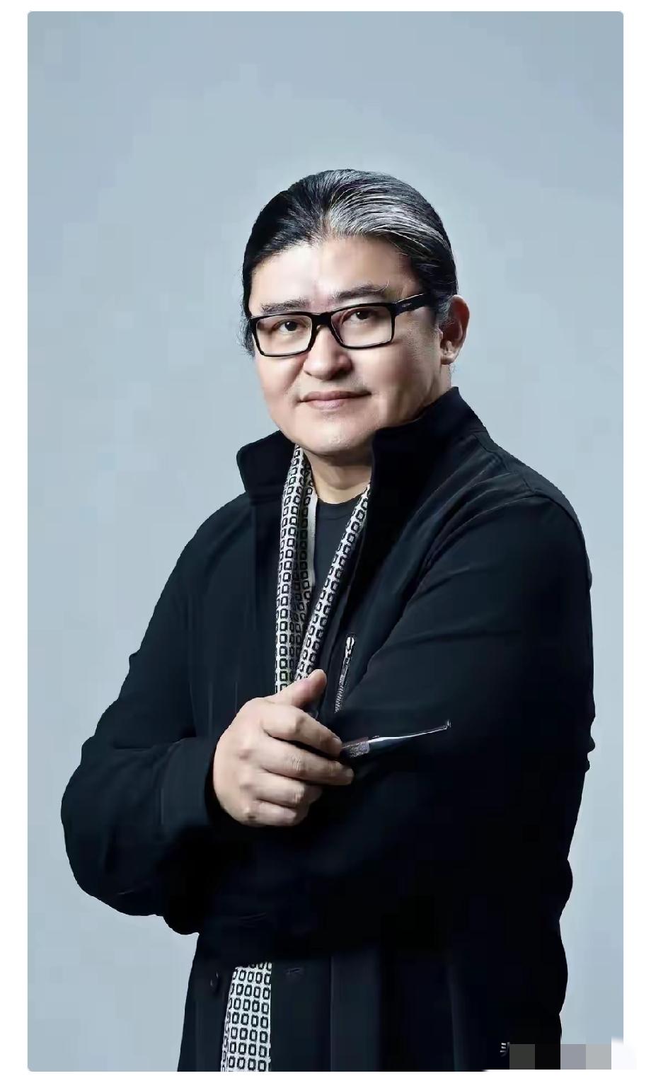 向太早就说过做事需要“避谶”
可刘欢却不懂
25年的跨年夜，刘欢上台演唱《我欲成