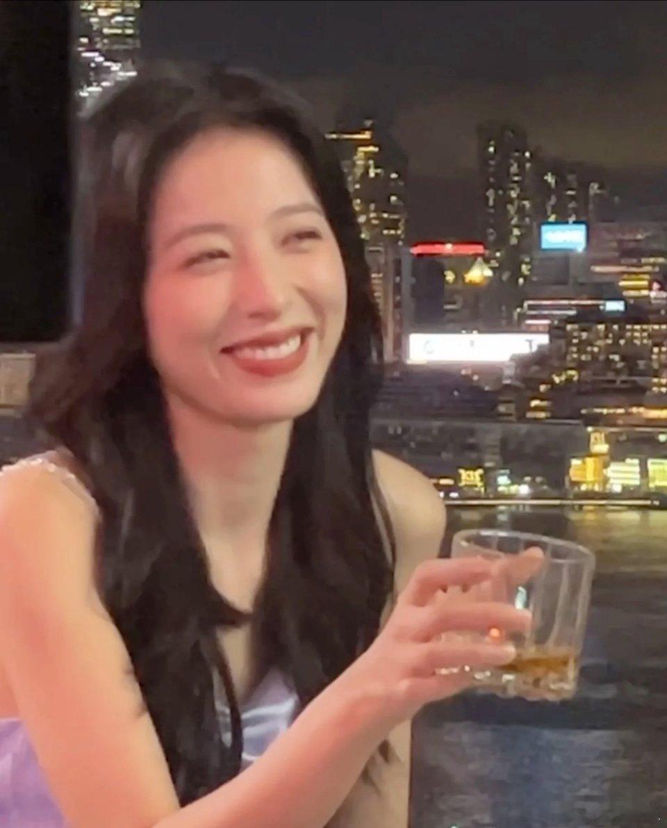 周雨彤身上真的有她独一份的松弛感 ​​​