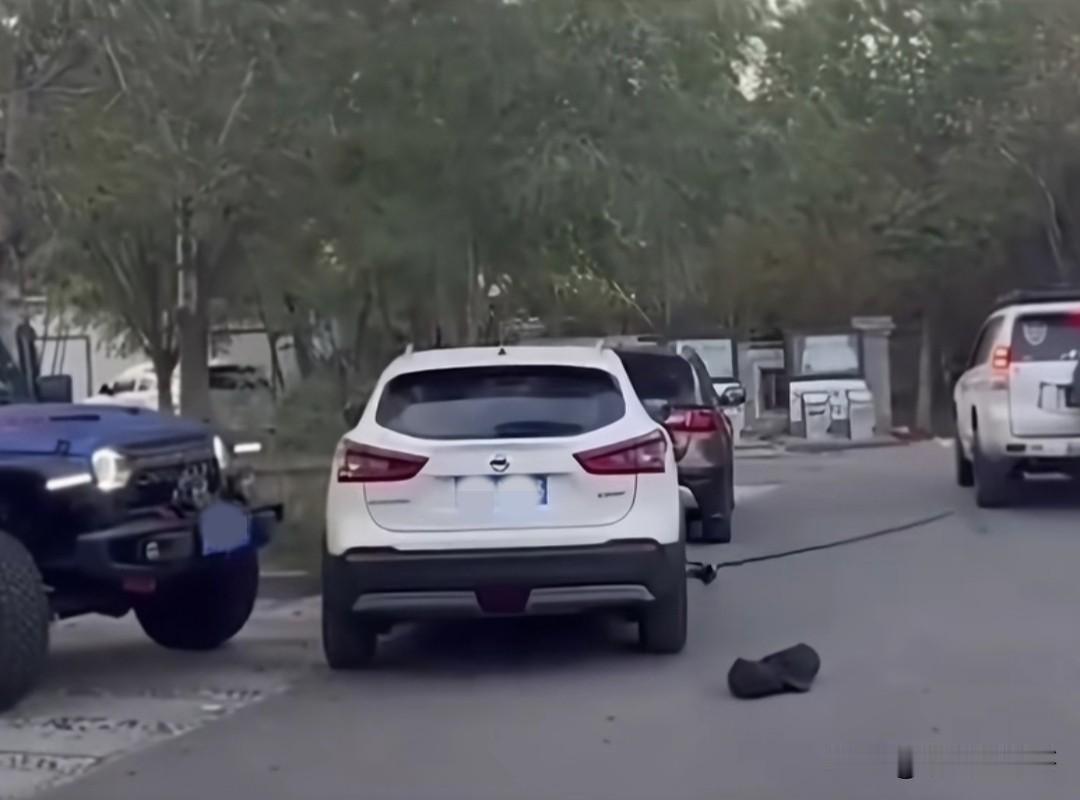 白车乱停车不说，打电话也不接，左边黑车二话不说叫来自己的白车朋友，直接把拉绳绑在