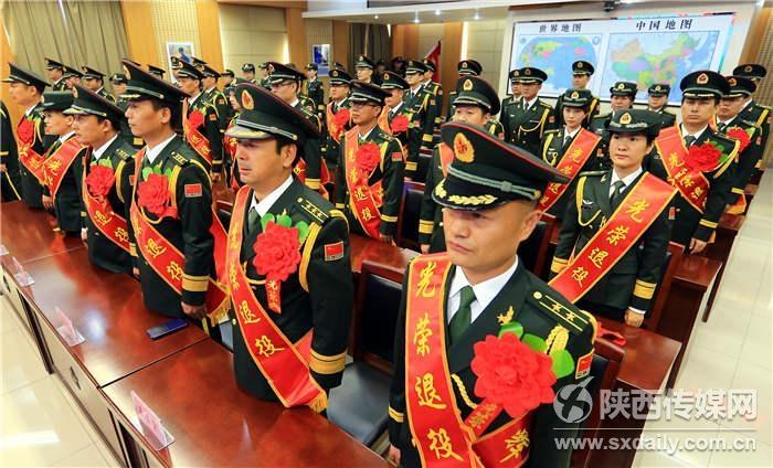 同事在办公室里跟我们几个拉呱，说他表哥马上部队退伍了安置了，去哪里愁坏了。
同事