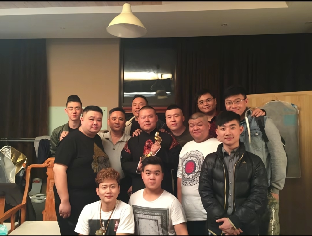 2016年“欢乐喜剧人”后台合影。 