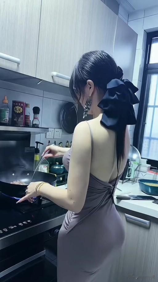 我更喜欢现代。虽然古代也有辉煌的文化成就，但生活上可没有那么便利。
      