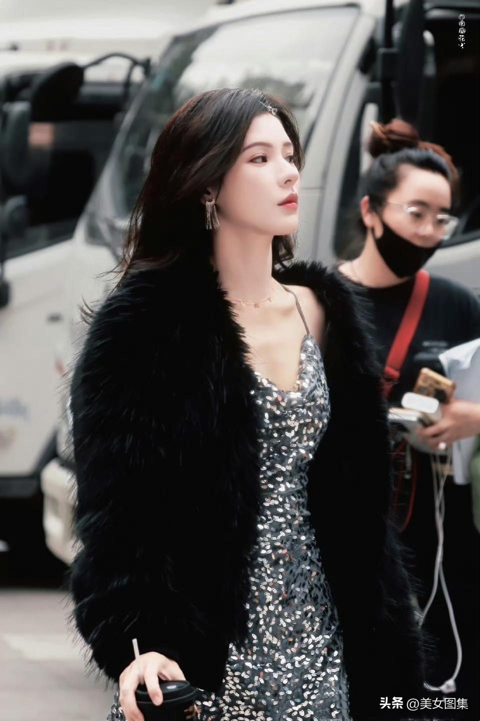 女孩子怎么穿搭既时尚又好看?
想要穿搭时尚又好看，不用盲目跟风，找准思路很重要。