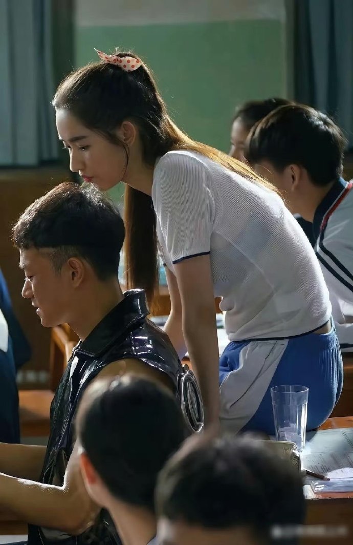 不懂就问，谁家校服是这样的，导演是怎么想的？ 