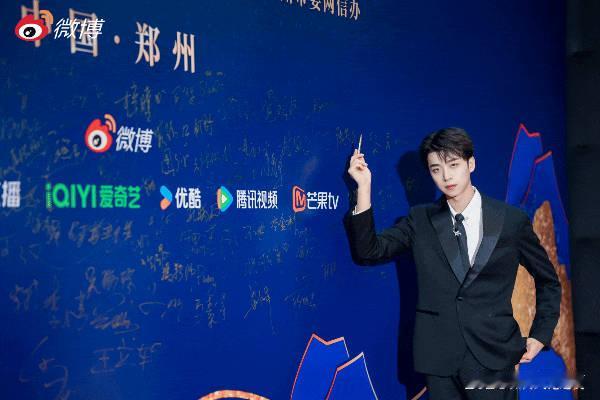 张嘉元看不见的客人获奖 真相与谎言轮番登场，正义与罪恶反复拉锯，让舞台成为一场高